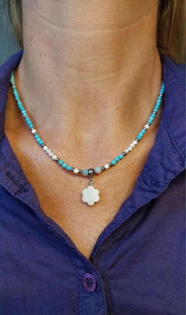 Collier en pierres Turquoise et Howlite