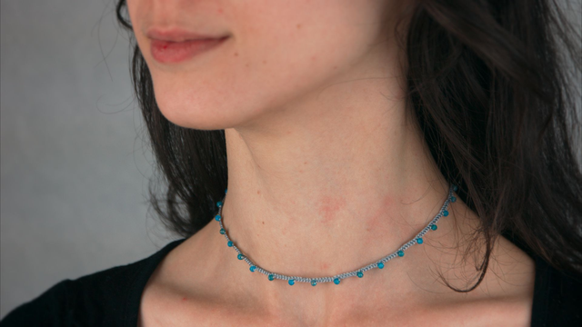Collier ras de cou soie tressée et apatites facettées