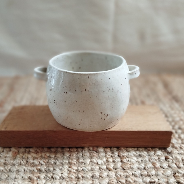 Petit cache-pot "panier", argile blanc, émail blanc pyrité