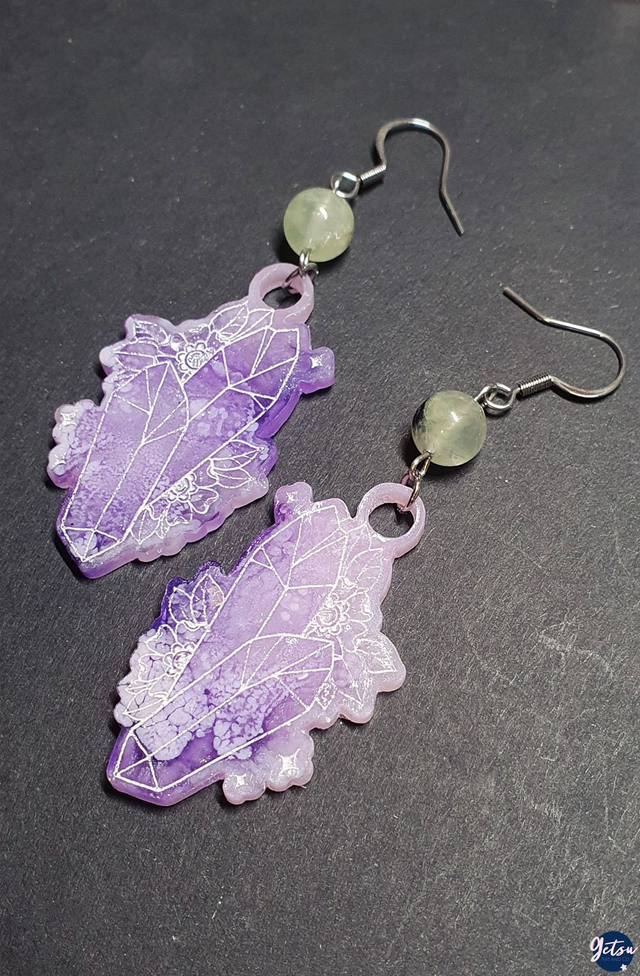 Boucles d&#039;oreilles en résine et préhnite.