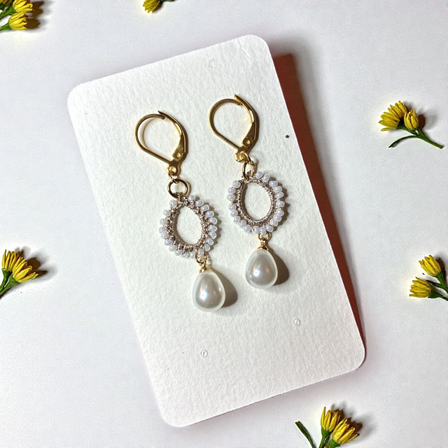 Boucles d'oreilles en dentelle de frivolité et perles nacrées