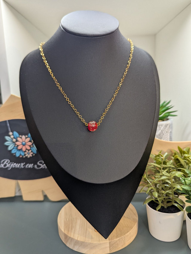 collier mi long avec chaine de couleur or et pendentif en verre rouge. 
