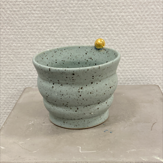 Skål Grøn m. Guldknop, af Helle Bornæs 