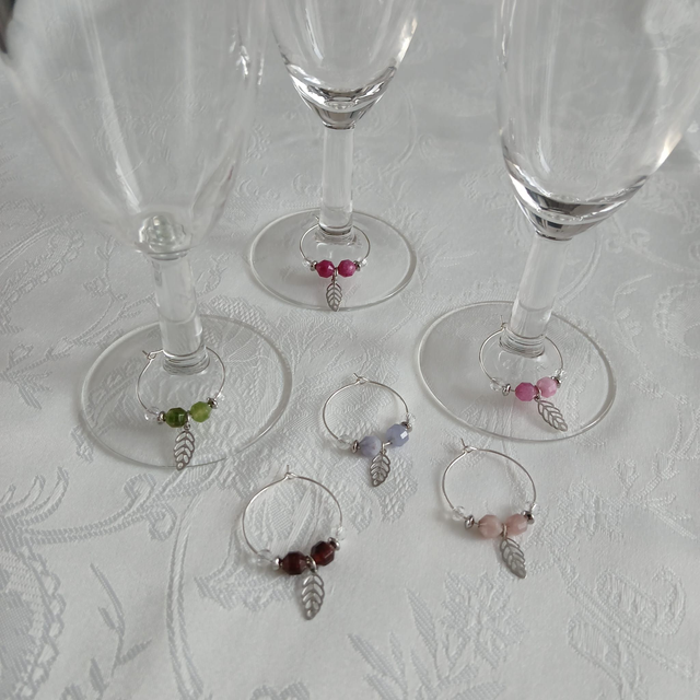 Wijnglas Markeerders – Set van 6 met Watermeloen Toermalijn en Zilverkleurige Bladhanger (13.009)