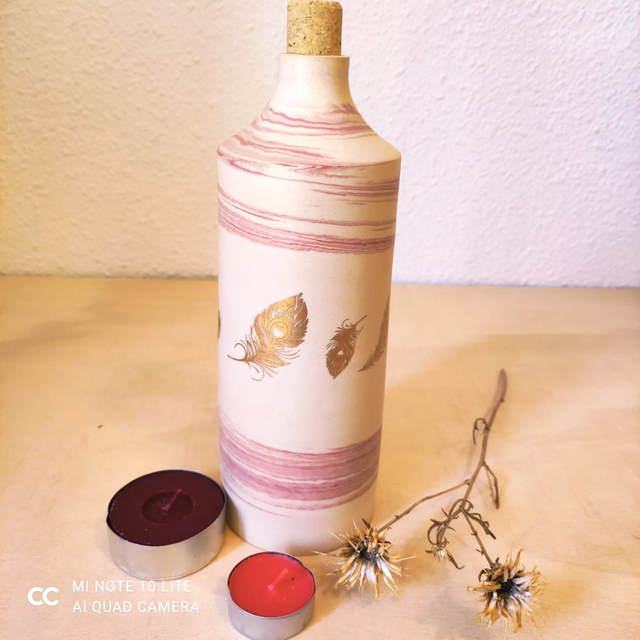 Botella atigrado rosa y plumas doradas