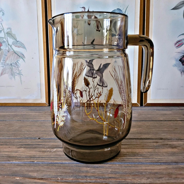 X Cruche / Pichet vintage en verre noir fumé décor champêtre