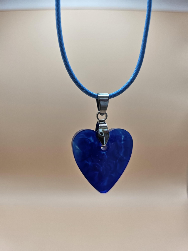 Pendentif en résine - Coeur bleu saphir