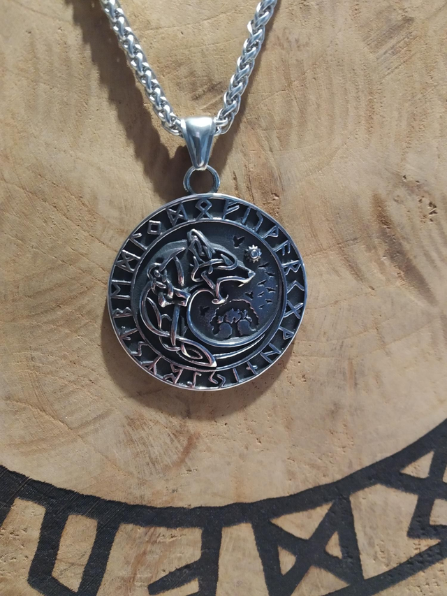 Collier runes et loup acier inoxydable 