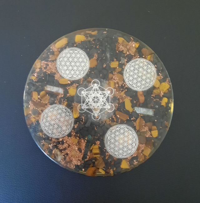 Plateau Recharge Orgonite 15 cm Oeil de Tigre / Tourmaline noire