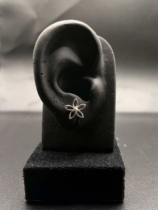 Brinco flor vazada zircônia 