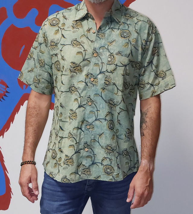 Chemise d&#039;été homme manches courtes, teintures naturelles vertes et jaunes, coton imprimé à la main