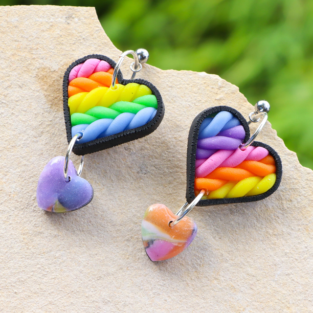 Ohrringe “Rainbow heart” - herzförmige Regenbogenohrringe aus Polymerton, mit pastellfarbenem Strickmuster