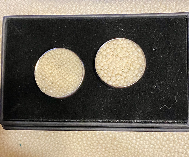 Bouton de manchettes, cuir de galuchat