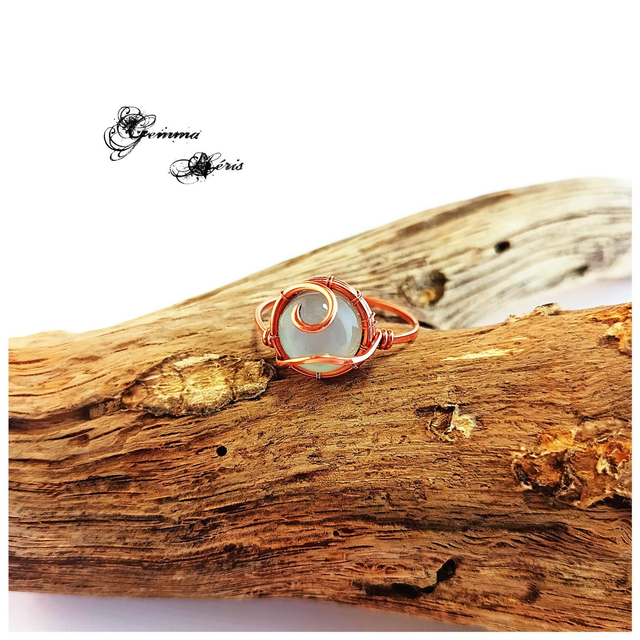 Séléné - une figure resplendissante et gracieuse apportant la lumière dans l'obscurité