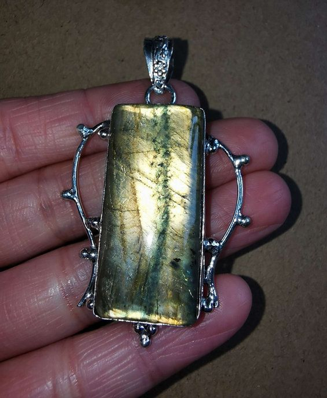 Pendentif en Labradorite dorée