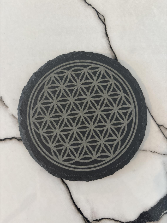 Fleur de vie gravé sur un dessous de verre en ardoise 10 cm de diamètre 