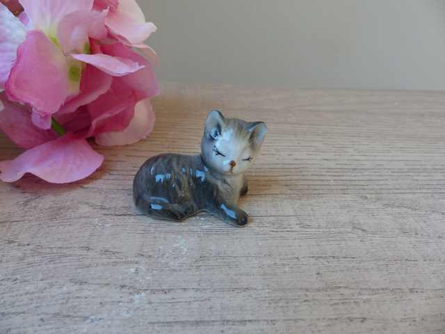 Figurine adorable chat en porcelaine, miniature petit chat endormi, collection Vintage