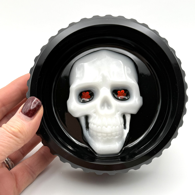 Cendrier tête de mort blanche, yeux rouges brillants en fleurs