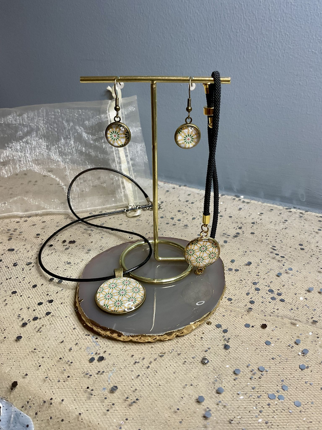 Handmade, coordinated jewellery set. Retro design.