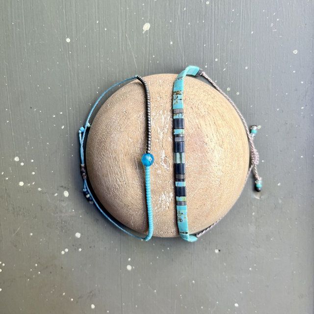 Deux bracelets en perles carrées Tila gris métal et turquoise 