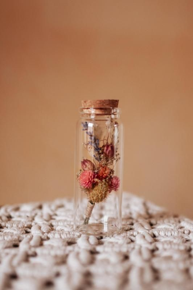 Fiole de fleurs séchées