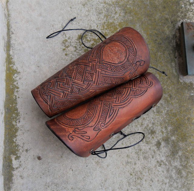 Paire de brassards au motif viking