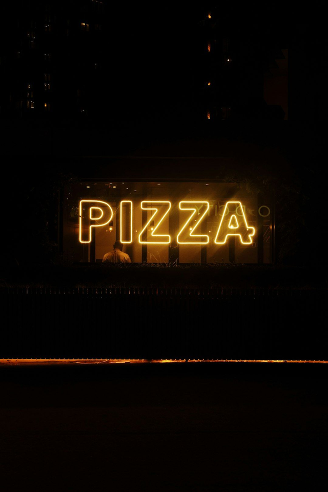 Pizza bianca met mozzarella ansjovis en kappertjes