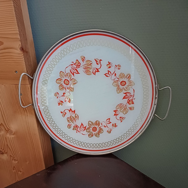Taartplateau Taartschaal Dienblad Handgrepen | Rond Glasgeschilderd &#039;Bloemen&#039; motief Verzilverd metaal (diameter 29 | hoogte 2 cm) | Vintage