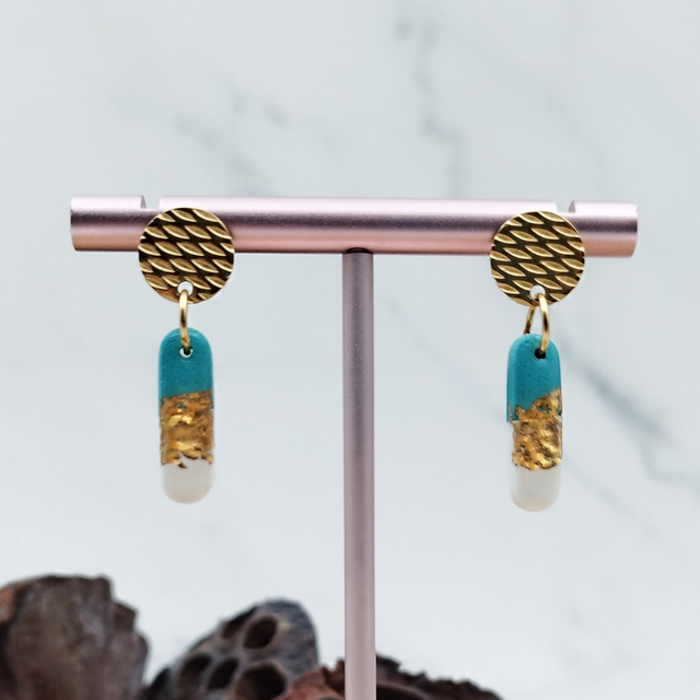 Boucles d&#039;oreilles Small &quot;Tilde&quot;, Bleu, Blanc et feuille dorée