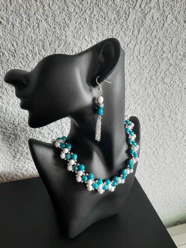 Parure bleu -blanc -silver en perle rocaille et perle acrylique  inoxydable 		