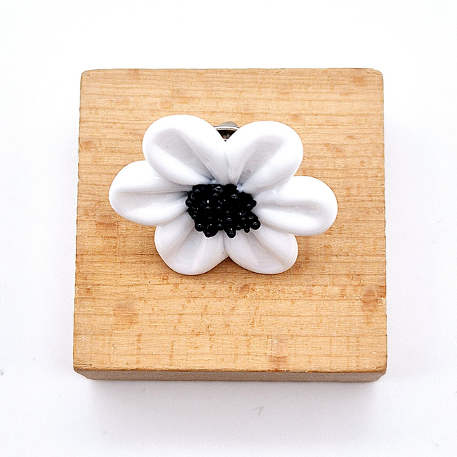 Pin's Marguerite blanche 1