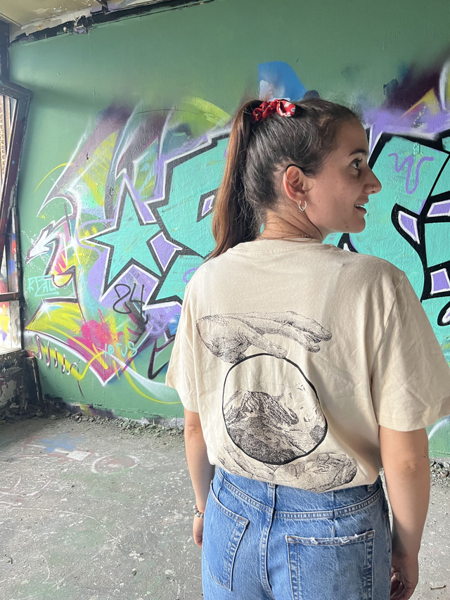 T-shirt beige sérigraphié - Œuvre montagne main miroir 