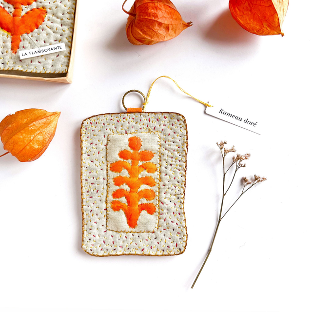 Tableau textile peint et brodé, branche orange
