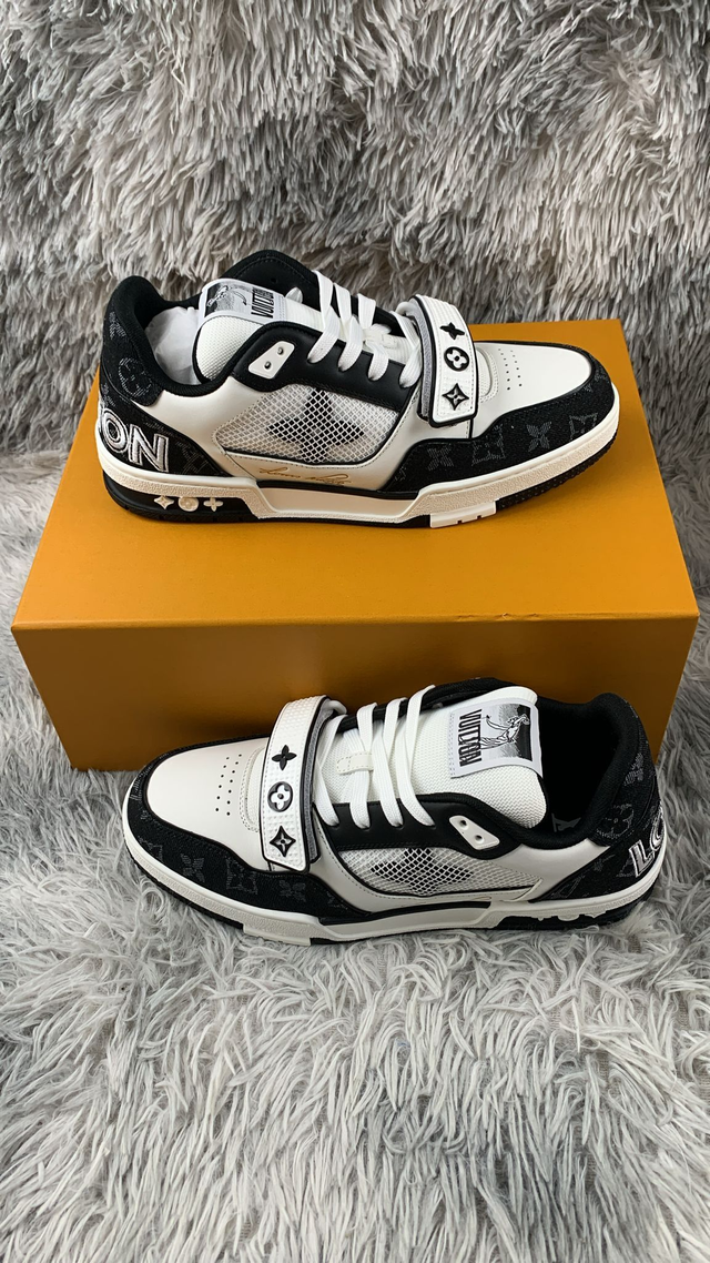 Trainer Louis Vuitton LV Trainer Monogram con correas de velcro en blanco y negro