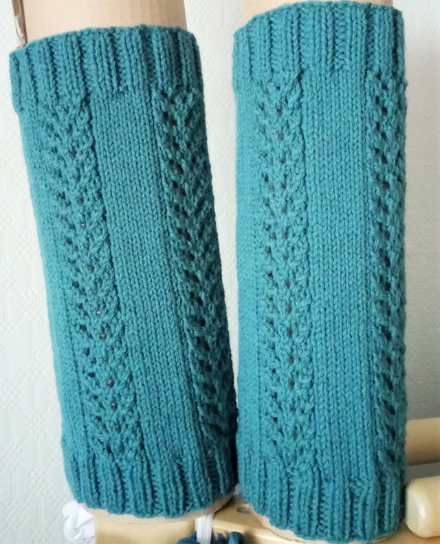 Neulotut säärystimet / Handknitted leg warmers