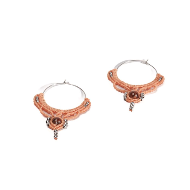 Boucles d&#039;oreille créoles de Grenat Verte - Micro macramé