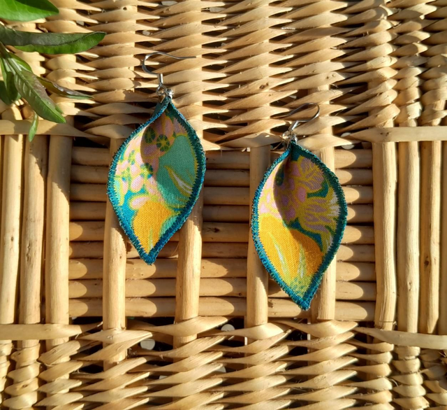 Boucles d&#039;oreilles feuilles orange/bleues