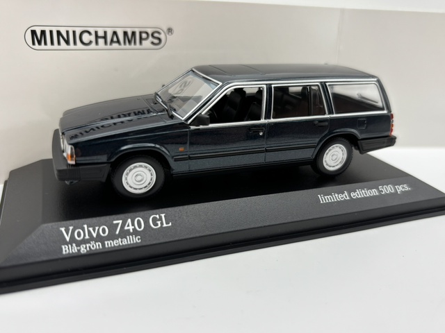 Minichamps '86 Volvo 740 GL Kombi in Blau-Grünmetallic - 1:43