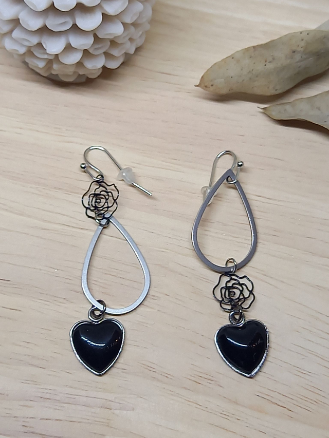 Boucles d&#039;oreilles asymétriques - cabochon cœur noir /  goutte métal argenté / fleur noire / argenté
