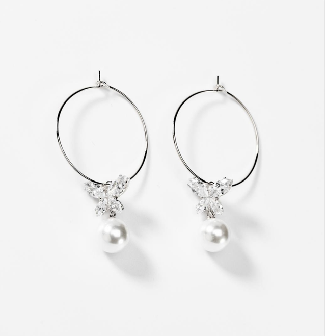 PENDANTS D&#039;OREILLE PAPILLON BRILLANT ET UNE PERLE EN MÉTAL RHODIÉ