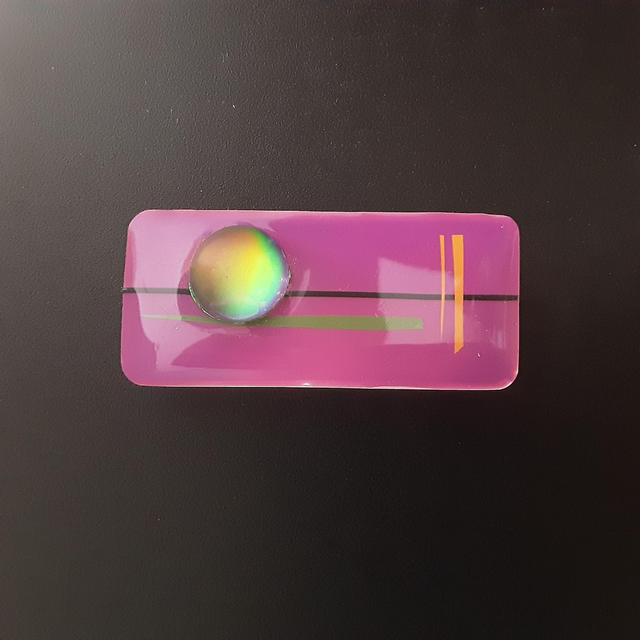 Broche rectangle collection cabochon fond violine et décor vert et jaune avec cabochon scintillant vert et jaune