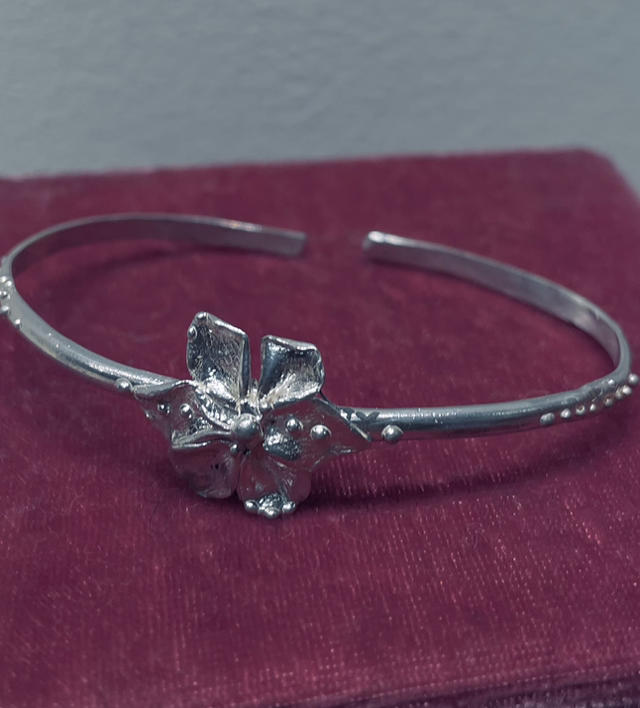 Flower cuff