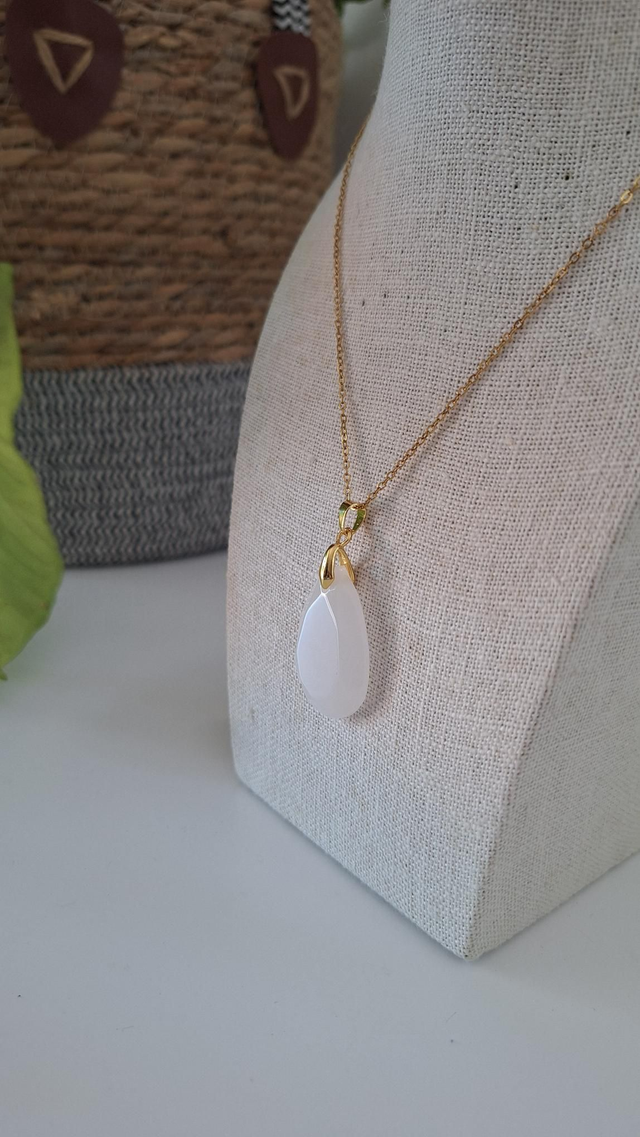 Collier grande goutte émeraude blanc