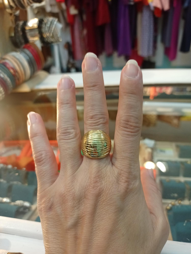 Anillo esfera estriada acero dorado