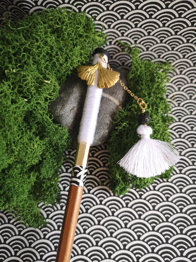Bâton de cheveux - japonais - papier washi - bambou - fil - feuille de dorure - feuille de ginkgo - perle - pierre de lave - pompon - La&amp;Titia 