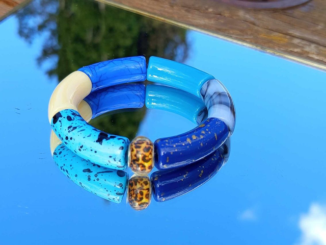 Bracelet perles tubes incurvées acrylique Jaya Neela