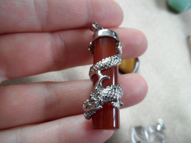 Pendentif pilier de dragon en Cornaline