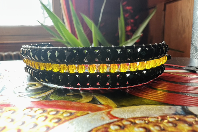 Bracelet tissé 3 rangs en facettes de Bohème noires et jaunes 