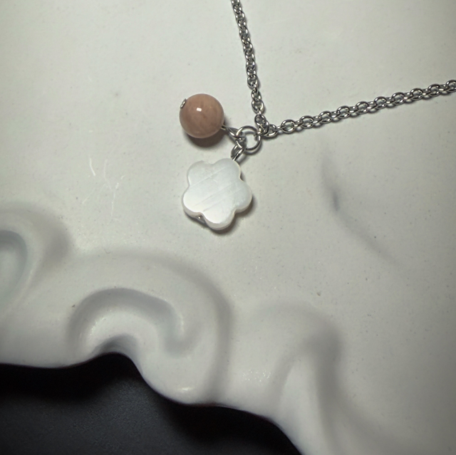 Bracelet classique fleure nacré et pierre de soleil