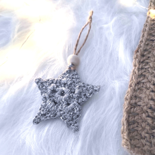 Suspension étoile crochetée gris et argent